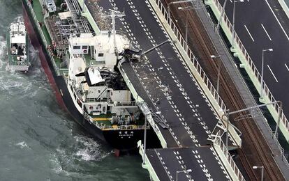 Un barco choca con el puente que conecta el aeropuerto de la ciudad de Osaka (Japón), el 4 de septiembre de 2018.
