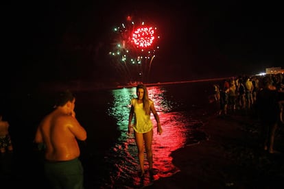 Los fuegos artificiales iluminan la playa de 'La Misericordia' en Málaga en la noche más corta del año.