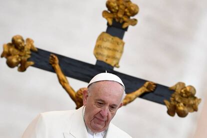 El papa Francisco delante de un crucifijo durante su audiencia semanal en la plaza de San Pedro en el Vaticano, el 14 de febrero de 2018.