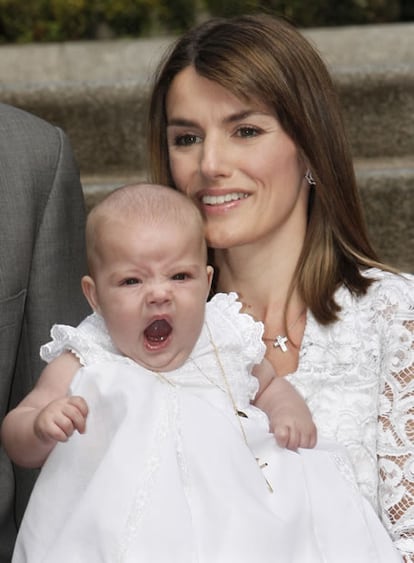 A Sofía le entra sueño. Con apenas cinco meses, la pequeña infanta ha tenido que soportar una ceremonia que su hermana mayor superó con sietes meses.