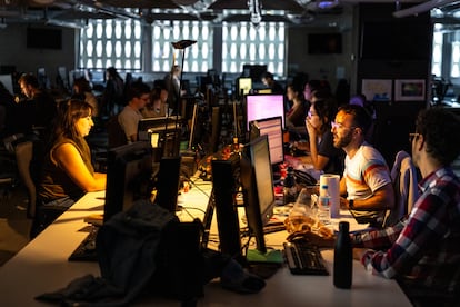 Redactores de EL PAÍS trabajan durante el apagón que afectó a la Península Ibérica.