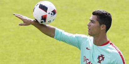 Cristiano Ronaldo, durante un entrenamiento con Portugal, ayer en Marcoussis, Francia