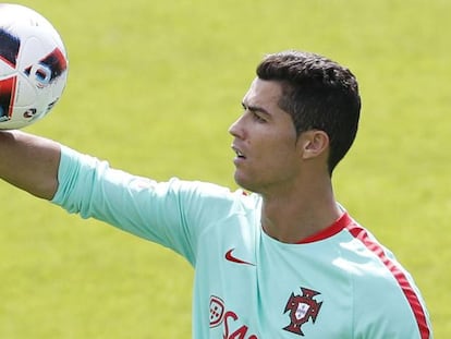 Cristiano Ronaldo, durante un entrenamiento con Portugal, ayer en Marcoussis, Francia