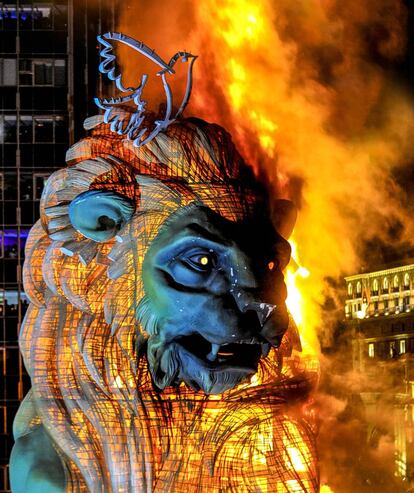 Falla de plaza del Ayuntamiento de Valencia de 2015, del artista Manolo García.