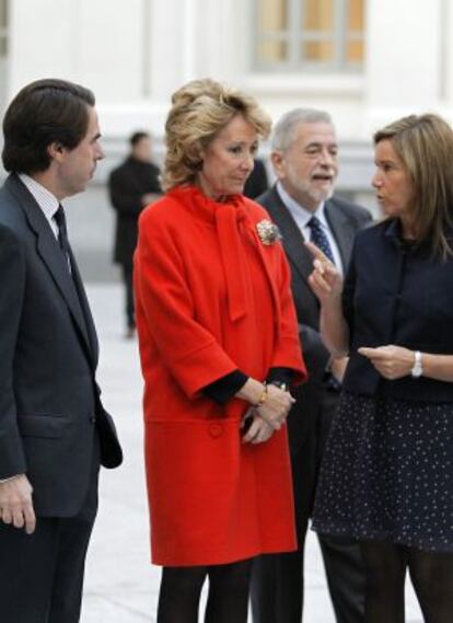 Esperanza Aguirre, José María Aznar y Ana Mato charlan en el Ayuntamiento de Madrid.