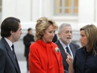 Esperanza Aguirre, José María Aznar y Ana Mato charlan en el Ayuntamiento de Madrid.
