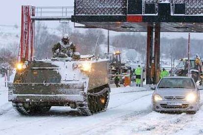 Convoy militar que acudió a rescatar a los usuarios de la AP-1 atrapados por la nieve en 2004.