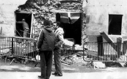 Fachada del bar Aldana, tras el atentado en el que murieron cuatro personas en enero de 1980.