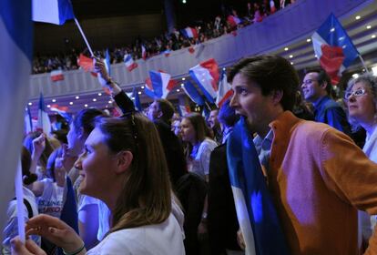 Simpatizantes del partido UMP de Nicolas Sarkozy esperan nerviosos los resultados de la segunda vuelta en el sal&oacute;n La Mutualite de Par&iacute;s.