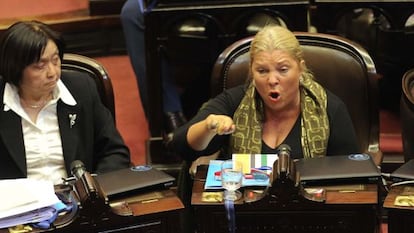 Elisa Carri&oacute; (derecha), durante un debate parlamentario celebrado en abril de 2013.