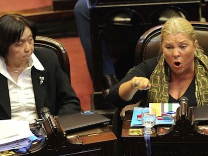 Elisa Carri&oacute; (derecha), durante un debate parlamentario celebrado en abril de 2013.