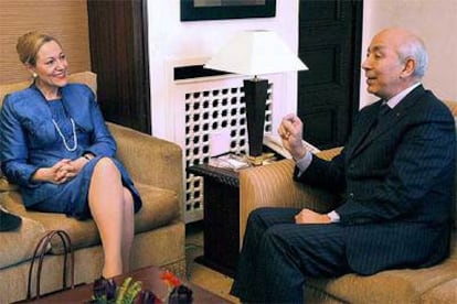 Benita Ferrero-Waldner conversa con el primer ministro marroquí, Driss Jettou, ayer en Rabat.