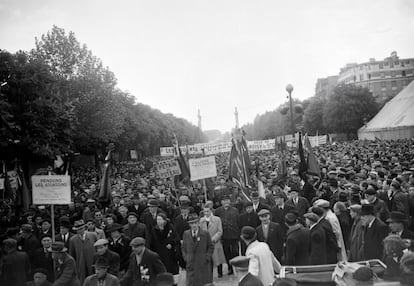 Desfile el 1 de mayo de 1945 en la Place de la Nation de París. 
