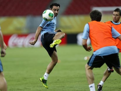 Xavi controla el bal&oacute;n en un entrenamiento
