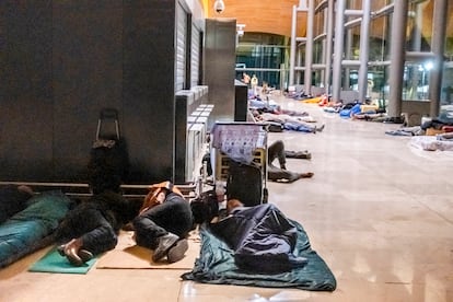 Decenas de personas durmiendo en un ala de la T4 de Barajas a mediados del pasado mes de febrero.