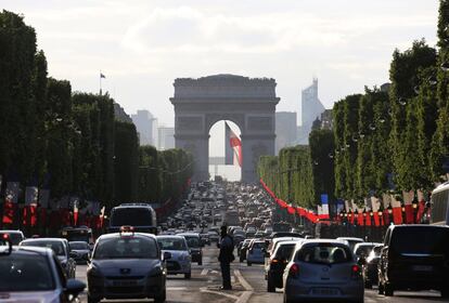 <p dir="ltr">El caso de París sirve para revelar una de las posibles mejoras a realizar en futuros estudios. “Los límites de la ciudad a efectos de nuestro trabajo estaban marcados por el término municipal”, explica Oleguer Sagarra. El término municipal de la capital francesa tiene poco más de 100 kilómetros cuadrados, y menos habitantes que el de Madrid. Pero su área metropolitana es 10 veces más grande y con 12 millones de habitantes. La movilidad de París, como la de muchas otras ciudades, no puede entenderse sin su entorno. Dentro del municipio, el MIT establece que podrían compartirse un 99,7% de trayectos.</p>