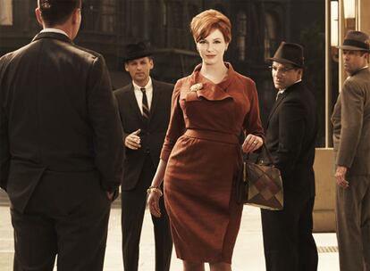 Una imagen de los nuevos episodios, con Christina Hendricks en el centro, de la serie <i>Mad men.</i>