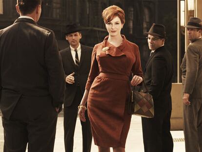 Una imagen de los nuevos episodios, con Christina Hendricks en el centro, de la serie <i>Mad men.</i>