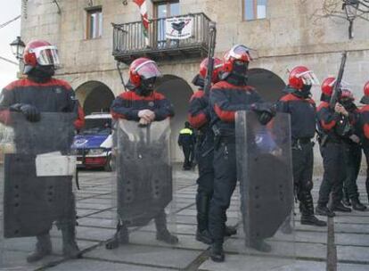 La Ertzaintza protege el Ayuntamiento de Zizurkil (Guipúzcoa).