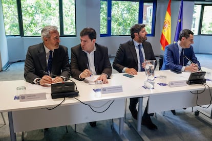Los presidentes de Aragón, Jorge Azcón; de Castilla y León, Alfonso Fernández Mañueco; de Murcia, Fernando López Miras, y de Andalucía, Juan Manuel Moreno, durante la reunión del Comité Ejecutivo Nacional, este lunes.