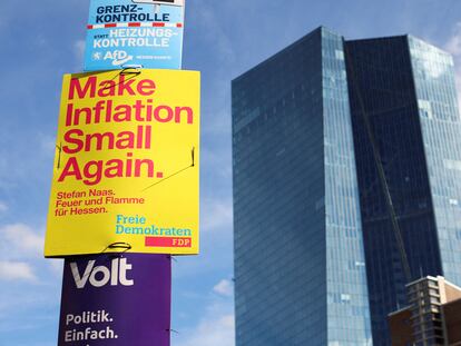 Un cartel delante de la sede del BCE, en Fráncfort, reclamando una contención de la inflación.