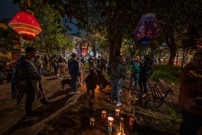 Los vecinos de distintas localidades de Bogotá se reúnen en parques y espacios públicos para encender las velitas.