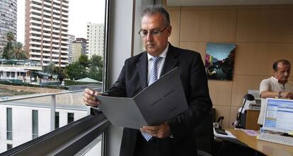 El alcalde de Benidorm, Agustín Navarro, en su despacho.
