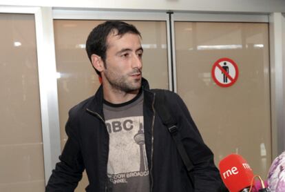 El  periodista francés Guillaume Bontoux, que trabaja para Radio Exterior de España y que ha estado informado desde la zona para RNE, tras llegar a España.