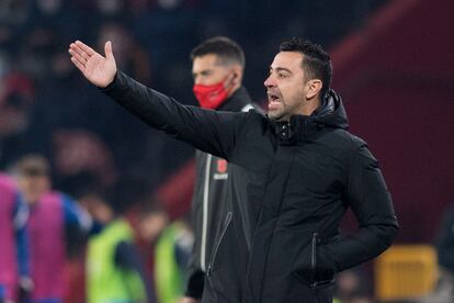 Xavi, en el partido ante el Granada en Los Cármenes