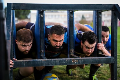 Los entrenamientos son duros y cansados. Al comienzo no tenían un campo donde jugar, lo hacían en El Retiro, después en Casa de Campo, hasta que tuvieron gente y dinero suficiente para alquilar uno.