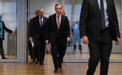 El presidente del BCE, Mario Draghi, (derecha) y el vicepresidente, Luis de Guindos, el 12 de septiembre en Fráncfort (Alemania). 