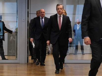 El presidente del BCE, Mario Draghi, (derecha) y el vicepresidente, Luis de Guindos, el 12 de septiembre en Fráncfort (Alemania). 