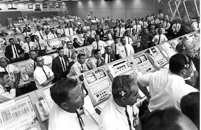 Sala de control del Centro Espacial John F. Kennedy durante el despegue de la misión Apolo 11 en julio de 1969.