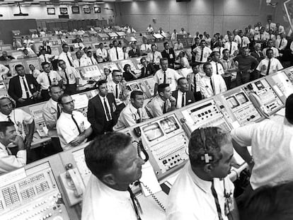 Sala de control del Centro Espacial John F. Kennedy durante el despegue de la misión Apolo 11 en julio de 1969.