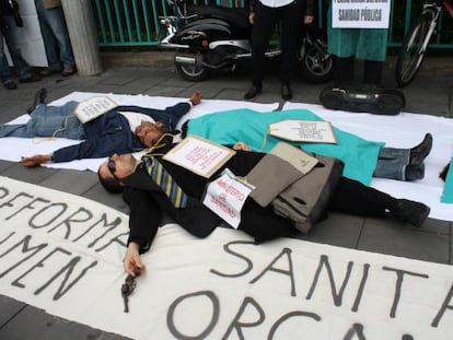 Protesta en Zaragoza de organizaciones que atienden a personas con VIH por el recorte de fondos para la lucha contra el virus.