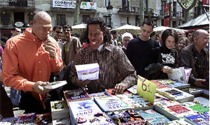 Los guiñoles de Ronaldo y Ronaldinho preparan el partido de mañana comprando libros.