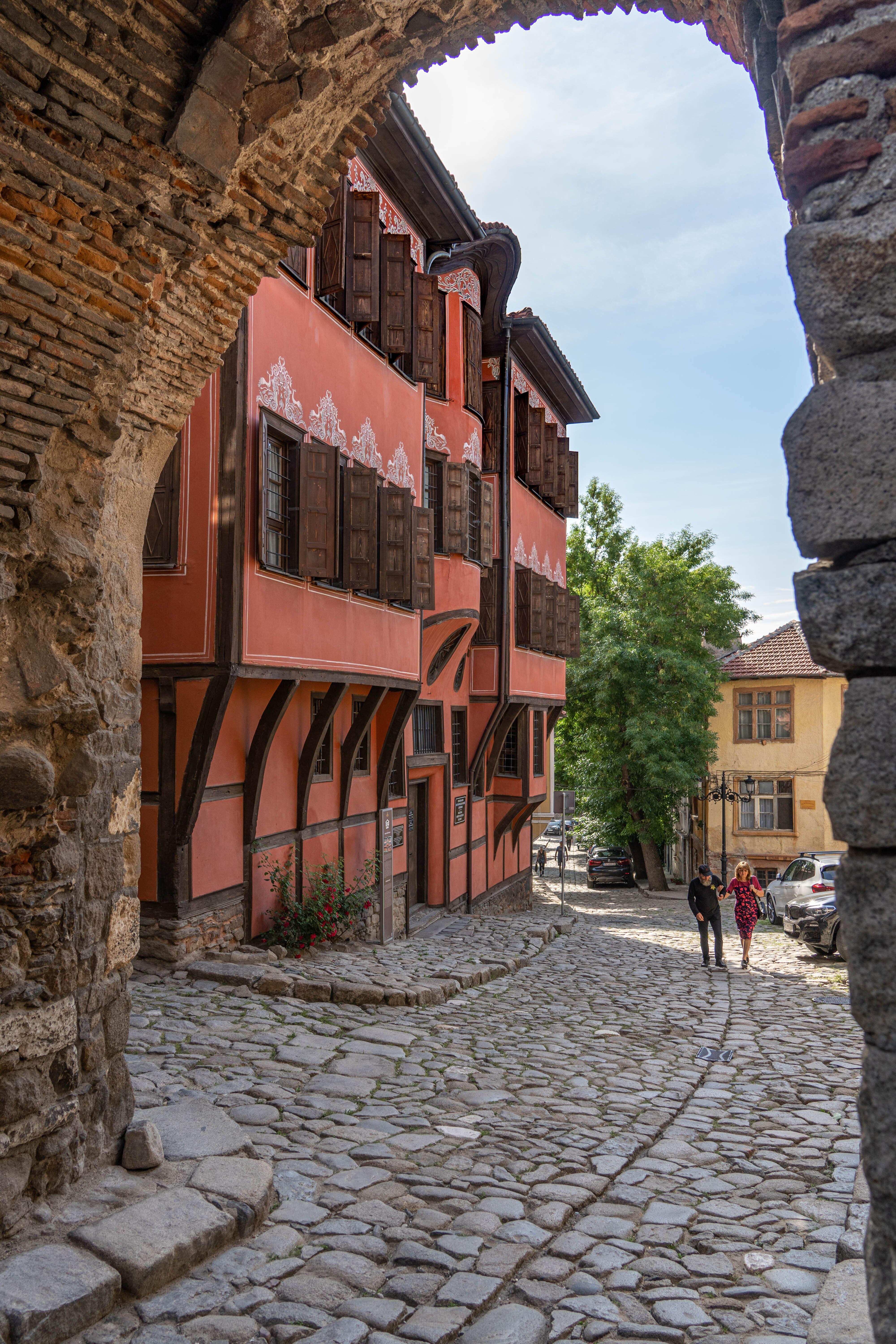 Una pareja frente a Hisar Kapia, una puerta medieval en el casco antiguo de Plovdiv.