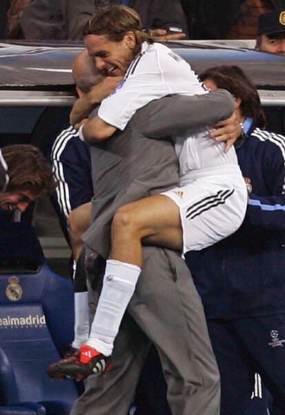 Woodgate se abraza al doctor Alfonso del Corral tras marcar su gol.