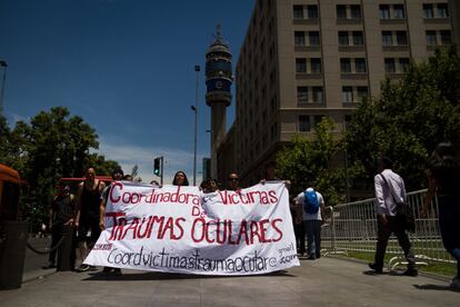 Protesta bajo el lema "La paz no puede aterrazar... ¡Porque un tirano la cegó!" de la coordinadora Víctimas Trauma Ocular, el 13 de diciembre frente al Palacio de la Moneda de Santiago de Chile.