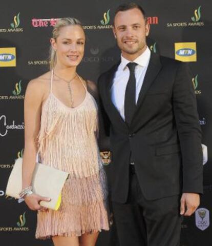 Pistorius junto a su novia Reeva Steenkamp en una imagen de archivo.