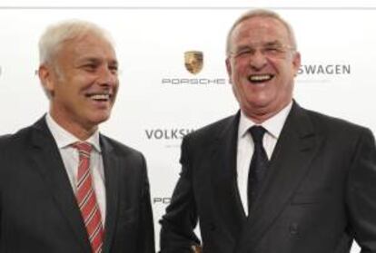 Los máximos directivos de Volkswagen y Porsche, Martin Winterkorn (d) y Matthias Müller, respectivamente.