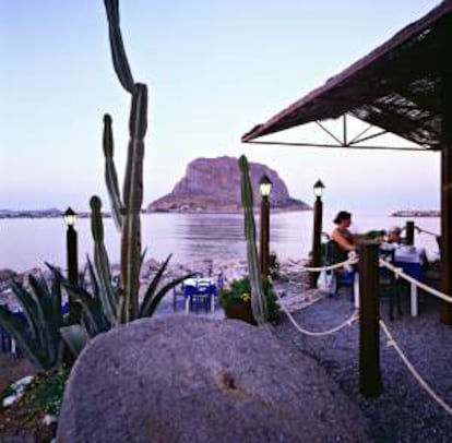 Terraza junto al mar en Monemvasía, al sur del Peloponeso.