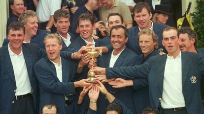 Seve, en el centro, con el trofeo de la Ryder de 1997.