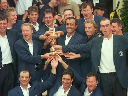 Seve, en el centro, con el trofeo de la Ryder de 1997.