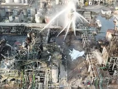 Los servicios de emergencias difunden imágenes aéreas de la planta afectada por la explosión