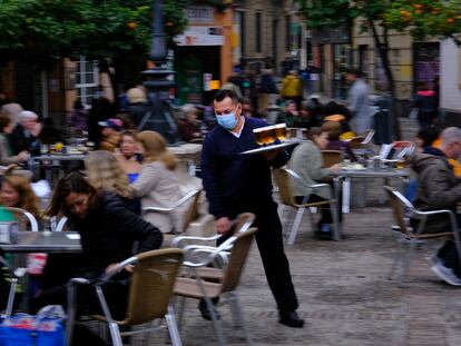 Un camarero atiende un negocio de hostelería en Sevilla.