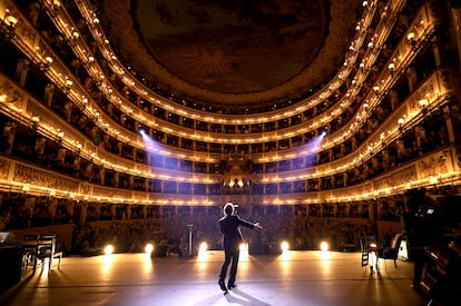 El cantante Bono durante su actuacin el 13 de mayo de 2023 en el Teatro San Carlo de Npoles (Italia).