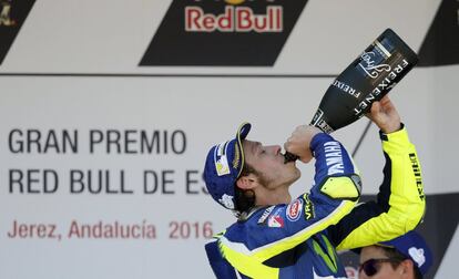 Valentino Rossi, en el podio de Jérez, celebrando la victoria número 118 de su carrera.