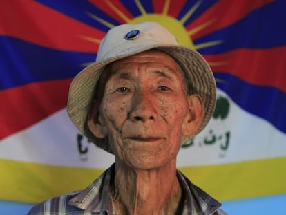 Chodak Dawa, de 78 años, sobrevivió al bombardeo de Norbulinka. Fue arrestado por las autoridades nepalíes hace cuatro años por manifestarse pacíficamente.
