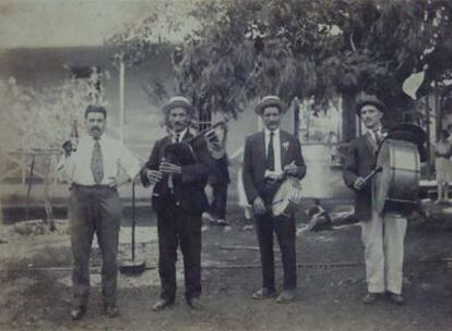 El gaiteiro José Posada, natural de A Razela (Verín), tocando en la Calle de la Trocha en Santiago de Cuba en los años 20.
